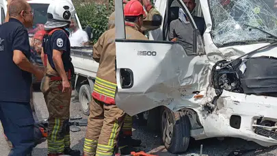 Hatay’da tırla çarpışan kamyonet hurdaya döndü : 3 kişi araçta sıkıştı