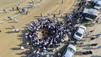 Kastamonu'da yarış sırasında iki at çarpışarak telef oldu : Jokey son anda kurtuldu