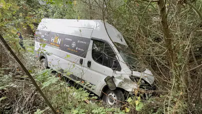 Samsun'da minibüs bariyerlere çarpıp şarampole yuvarlandı : 2 yaralı