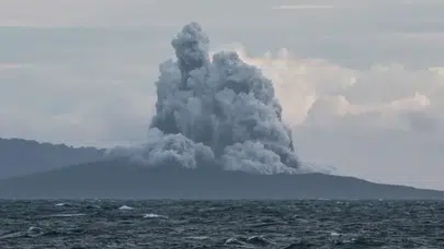 Endonezya'da Anak Krakatau Yanardağı'nda peş peşe patlamalar