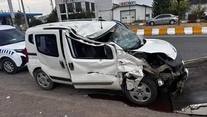 Muş'ta ticari araç, tıra arkadan çarptı : 3 yaralı