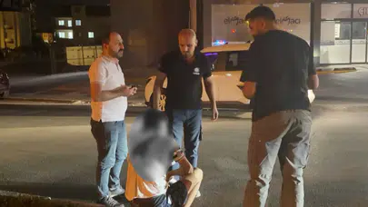 Aksaray'da sokak ortasında bıçaklı kavga : 17 yaşındaki çocuk sırtından bıçaklandı