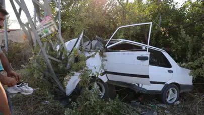 Adana'da otomobil, elektrik direğine çarptı : 1 ağır yaralı
