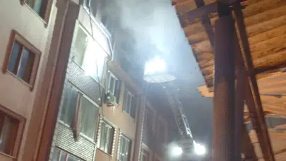 Küçükçekmece'de binanın çatısında yangın : 1 kişi yaralandı