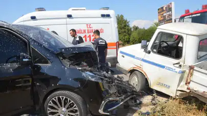 Serik’te turist taşıyan minibüs ile kamyonet çarpıştı : 1 yaralı