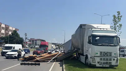 Samsun'da kazaya karışan tırdan yola keresteler savruldu