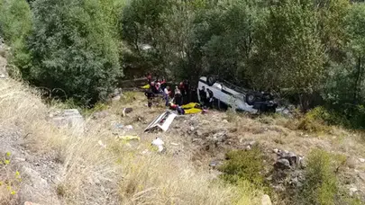 Yolcu minibüsü uçuruma devrildi: 4 ölü, 10 yaralı