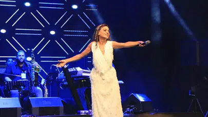 Yüzme bilmiyor ama jet-skiye çıktı ! Yıldız Tilbe’nin hareketleri şaşırttı