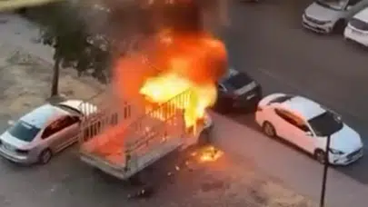 Diyarbakır'da park halindeki kamyonet yanarak küle döndü