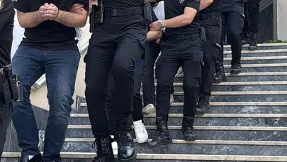 Arnavutköy'de iş yeri sahibinden para istediler, aracı ateşe verdiler
