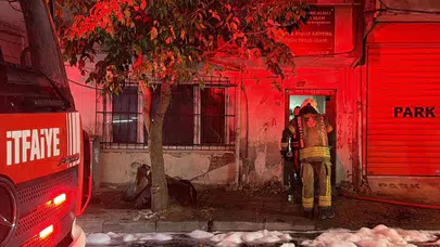 Bayrampaşa'da metruk binada çıkan yangın, apartman çatısına sıçradı