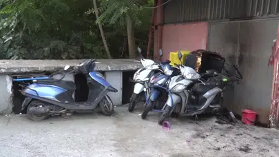 Kadıköy'de arkadaşının motosikletlerini ateşe verdi : 4 motosiklet yandı