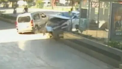 Alanya'da otomobil dehşeti ! Önce genç kıza ardından otobüs durağına çarptı