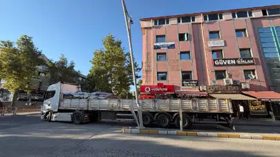 Erzincan’da tır dönüş yapmak isterken aydınlatma direğine çarptı