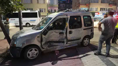 Niğde'de kontrolden çıkan hafif ticari araç panelvana ve motosiklete çarptı: 3 yaralı