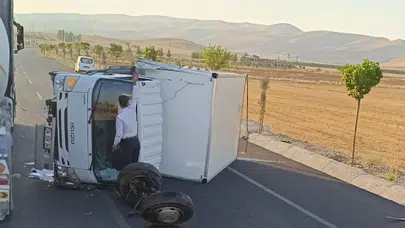 Batman Hasankeyf'te kamyonet devrildi : 2 yaralı