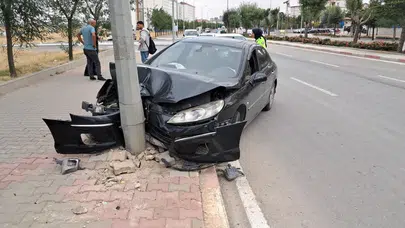 Karaman'da otomobil aydınlatma direğine çarptı !