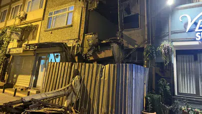 Bakırköy’de metruk binanın üst katı çöktü