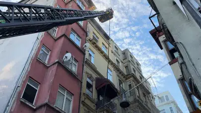 Beyoğlu'nda 6 katlı restoranda yangın çıktı : Ekipler çatıdan müdahale etti