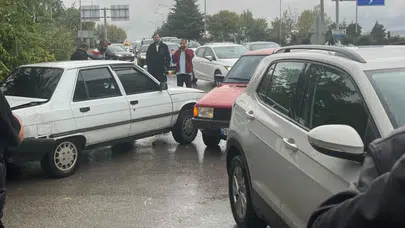 Bursa'da 3 araçlı zincirleme kaza : 2 yaralı