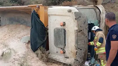 Hatay Belen'de hafriyat kamyonu devrildi : Sürücü yaralandı