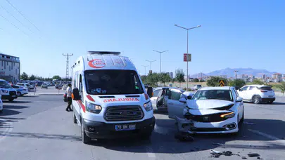 Karaman'da 2 otomobil çarpıştı : 6 yaralı