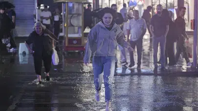 Ankara’da akşam sağanağı trafiği kilitledi :