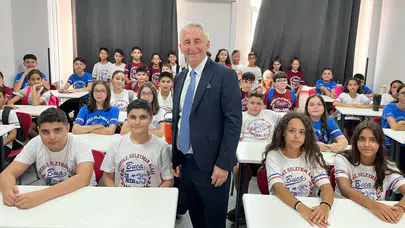 212 ikiz mezun eden İzmir'deki okulda gelenek bozulmadı : Yeni döneme 27 çift ikizle başladılar