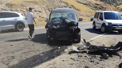Siirt Eruh'ta hafif ticari araç ile kamyonet çarpıştı: 4 yaralı
