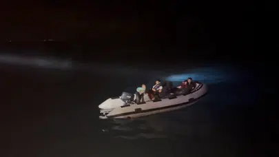 Didim açıklarında lastik bot sürüklendi : 3’ü çocuk 7 düzensiz göçmen kurtarıldı