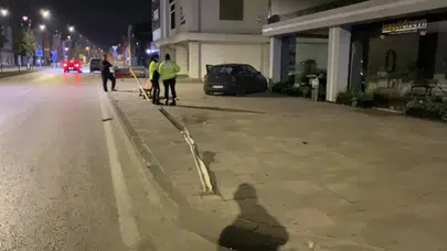 Bursa'da gece yarısı kaza ! Otomobil kaldırıma çıkıp tabelaları devirdi