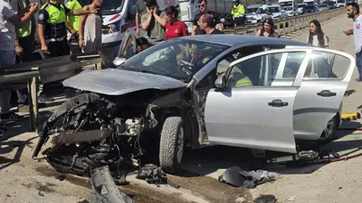 Bursa'da otomobil bariyerlere çarptı : 3 yaralı