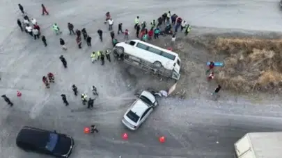 Kırıkkale'de işçi servisi ile otomobil çarpıştı : 14 yaralı