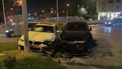 Erzurum'da iki otomobil kavşakta çarpıştı : 2 kişi hastaneye kaldırıldı