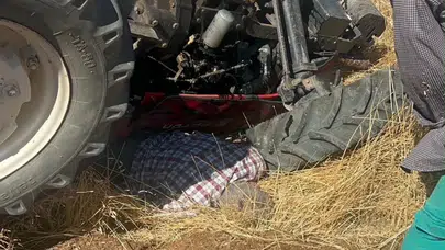 Şanlıurfa'da devrilen traktörün altında kalan sürücü kepçe yardımıyla kurtarıldı