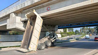 Adana'da seyir halindeki ASKİ kamyonunun damperi köprüye takıldı