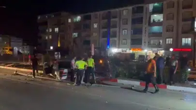 Elazığ'da refüje çıkan otomobil direğe çarptı : 2 yaralı