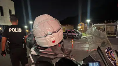 Muğla'da 15 yaşındaki sürücü, polis memuruna çarptı : 2 yaralı