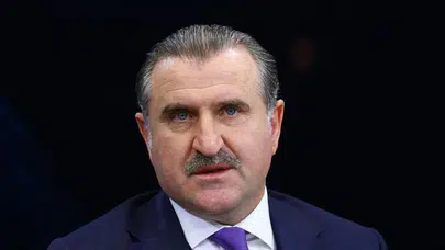 Bakan Bak Türkiye-İtalya karşılaşmasını stadyumdan takip etti