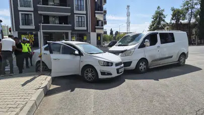 Adıyaman'da otomobil ile hafif ticari araç çarpıştı : 1 kişi hastaneye kaldırıldı