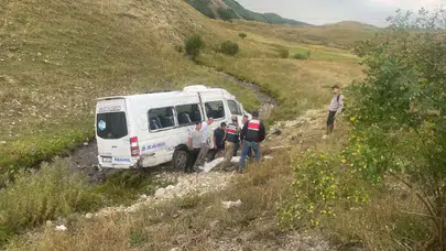 Erzurum İspir'de yolcu minibüsü şarampole devrildi : 1'i ağır 3 yaralı