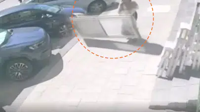 Karaman'da kadının üzerine 7 metreden kapı düştü : Son anda kurtuldu
