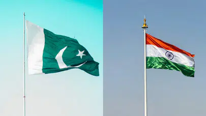 Pakistan ve Hindistan donanmaları Umman Denizi'nde çarpıştı