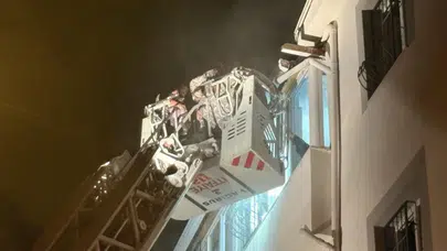 Apartman dairesinde yangın : 2'si çocuk 7 kişi dumandan etkilendi