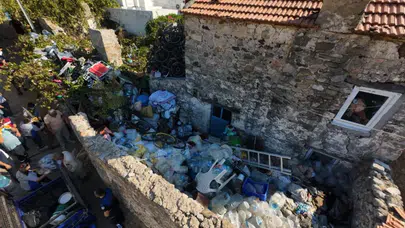 Muğla Datça'da çöp evden 5 ton atık çıkarıldı
