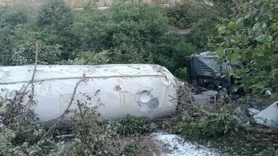 Bolu'da kontrolden çıkan tır devrildi : 1 ölü, 1 yaralı