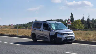 Eskişehir'de hafif ticari araç tıra arkadan çarptı : Sürücü yaralandı
