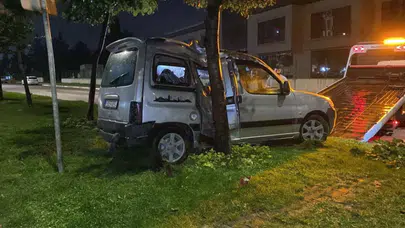 Bursa’da yağış nedeniyle kontrolden çıkan araç ağaca çarptı : 2 yaralı