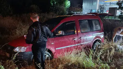 Konya'da yağışlı havada yoldan çıkan araç şarampole devrildi