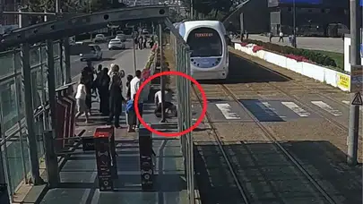 Samsun'da facianın eşiğinden dönüldü ! Tramvayın önüne koşan çocuğu son anda kurtardı